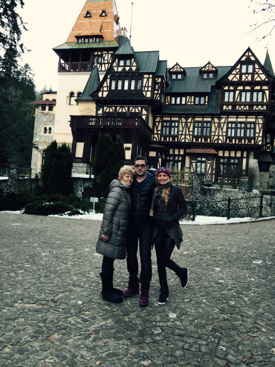 Ana impreuna cu mama si fratele ei