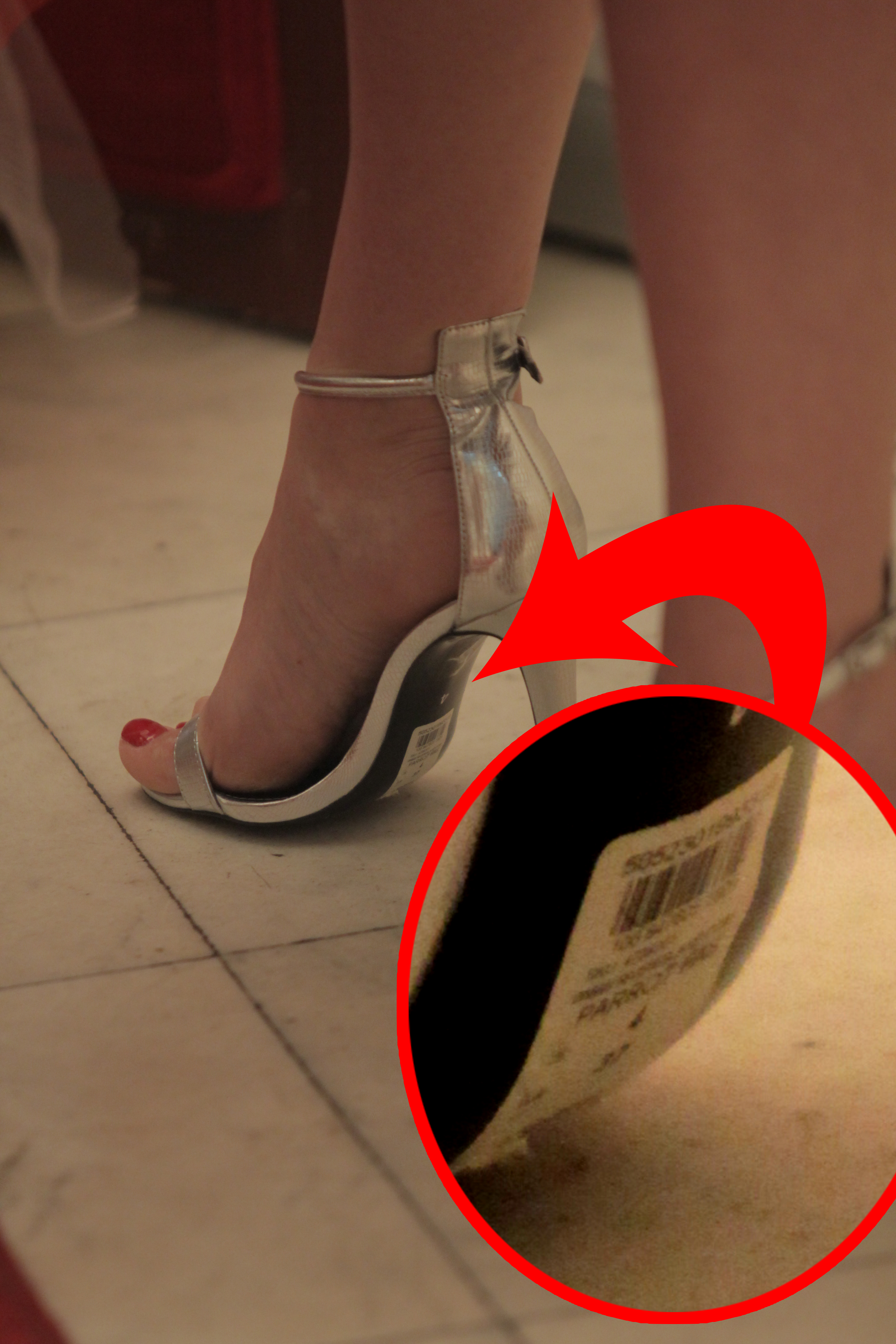 Artista si-a pus o pereche noua de pantofi