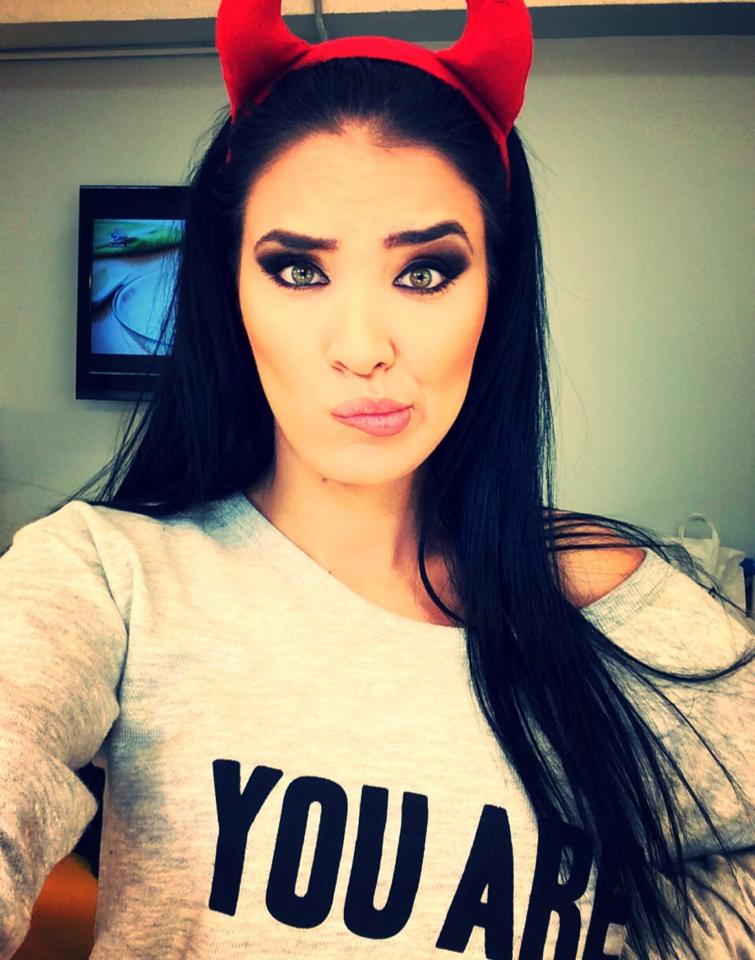 Adelina si-a pus coarne si s-a strambat la camera