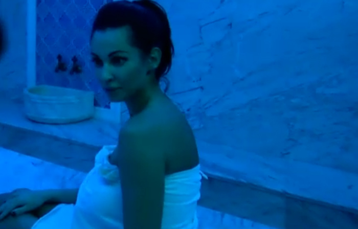 Nicoleta Luciu ne-a oferit un spectacol pe cinste, acoperindu-se doar cu un prosop