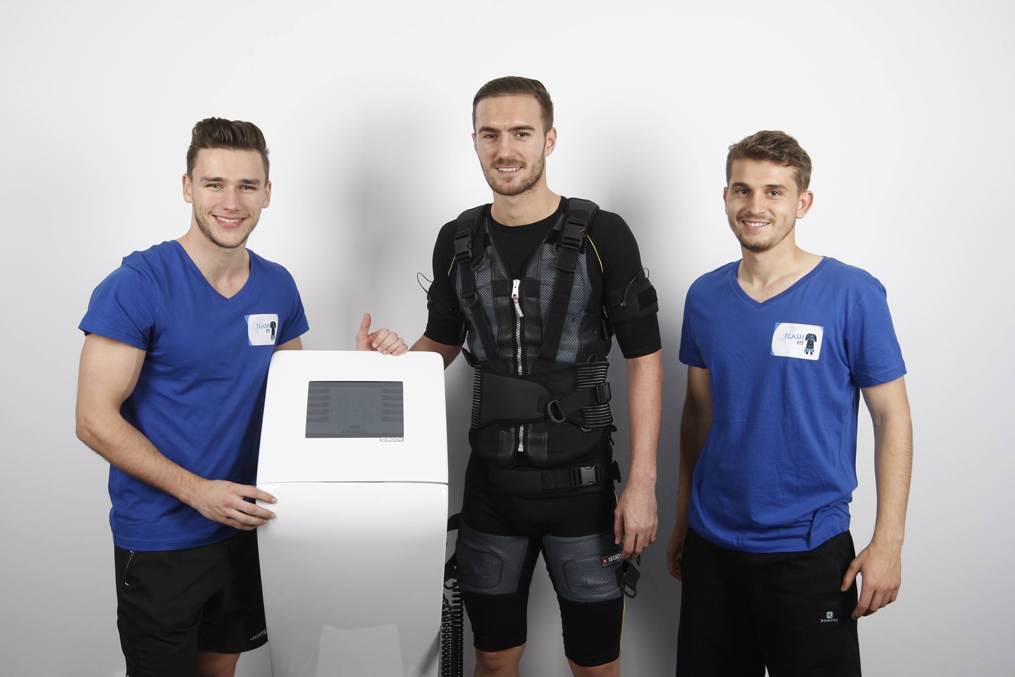 Sportivul face uneori recuperare cu acest gen de aparat de electristimulare