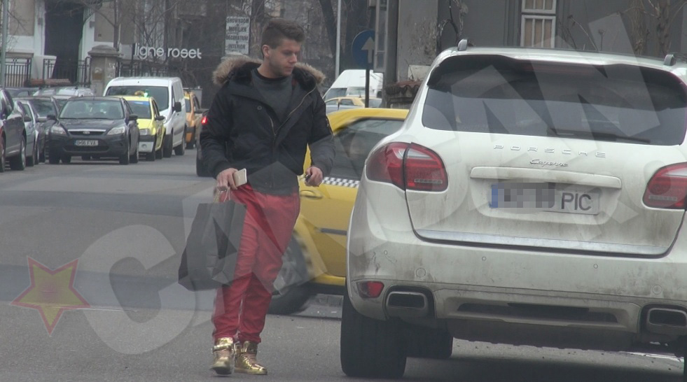 Fiul afaceristului se intoarce la masina