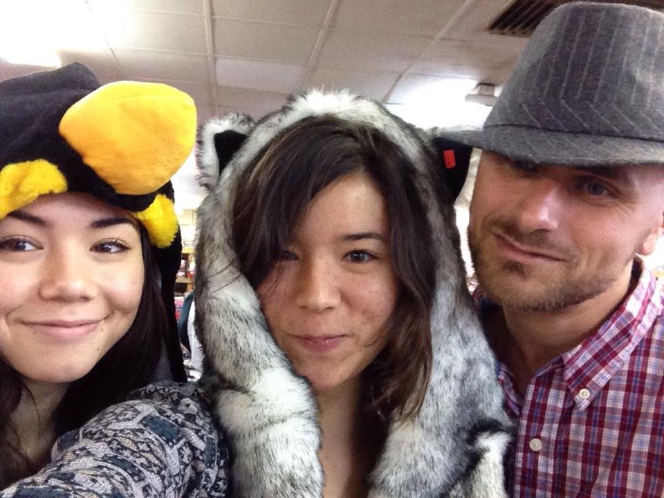 Cele doua surori vitrege, alaturi de fratele natural a lui Rellys