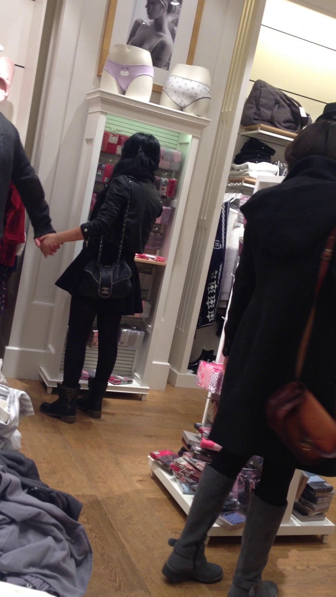 Prezentatoarea tv se uita dupa lenjerie intima