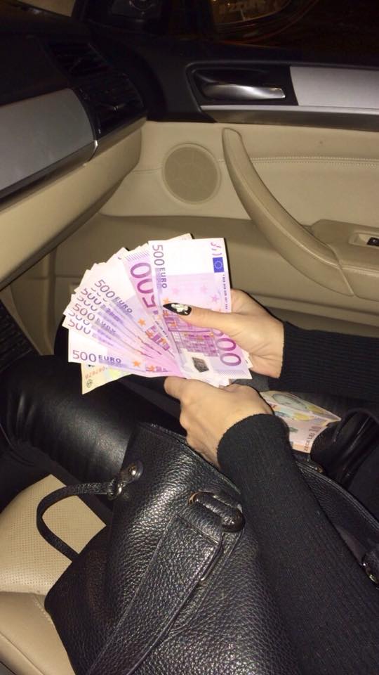 Renata primeste mereu bani de la Leo