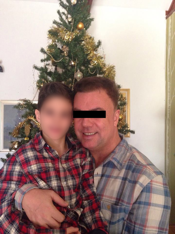 Solistul s-a fotografiat mandru,cu fiul lui,in dimineata de Craciun