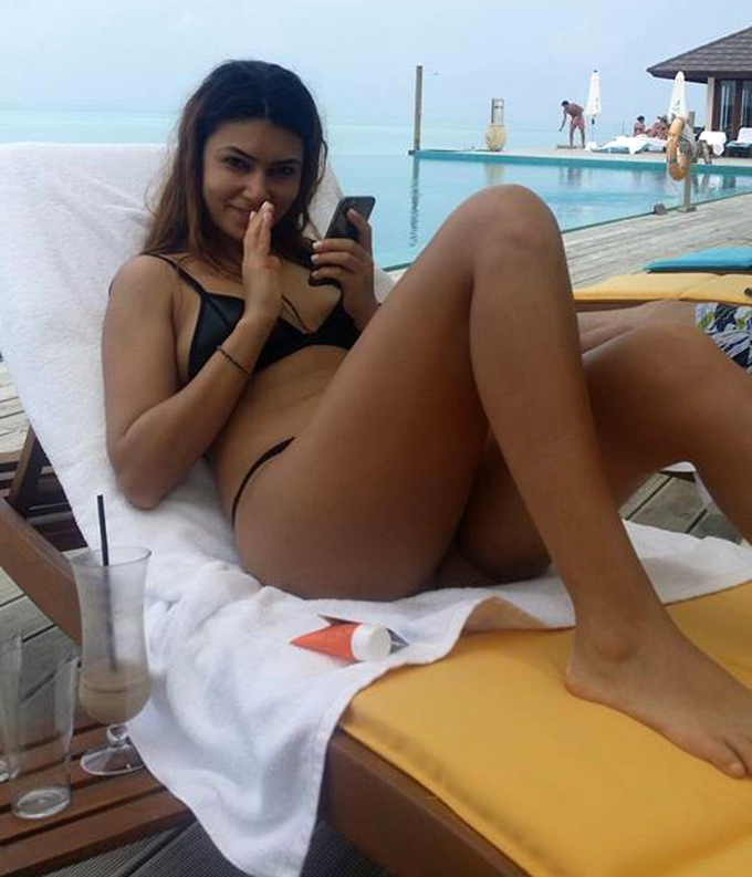 Alexandra arata bestial in bikini