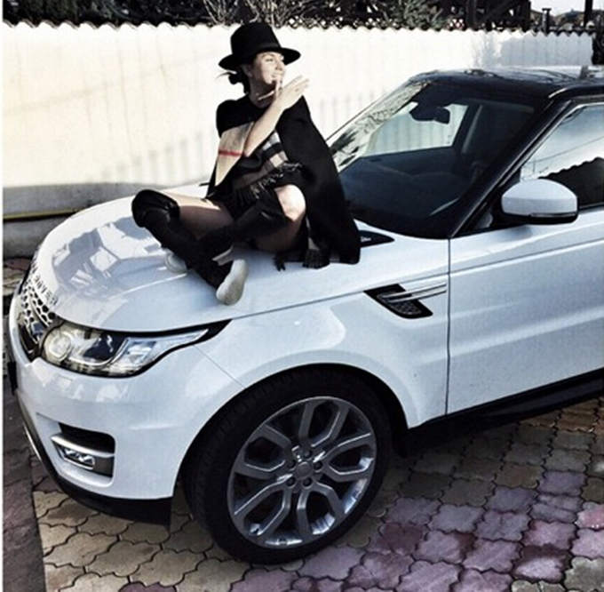Inna, alaturi de Range Rover-ul primit de la Mos Craciun