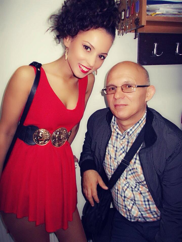 Cantareata are o relatie extrem de stransa cu parintii ei