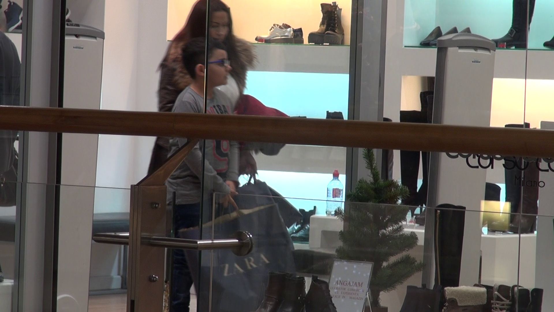 Ca un adevarat cavaler, Alberto cara cumparaturile mamei sale