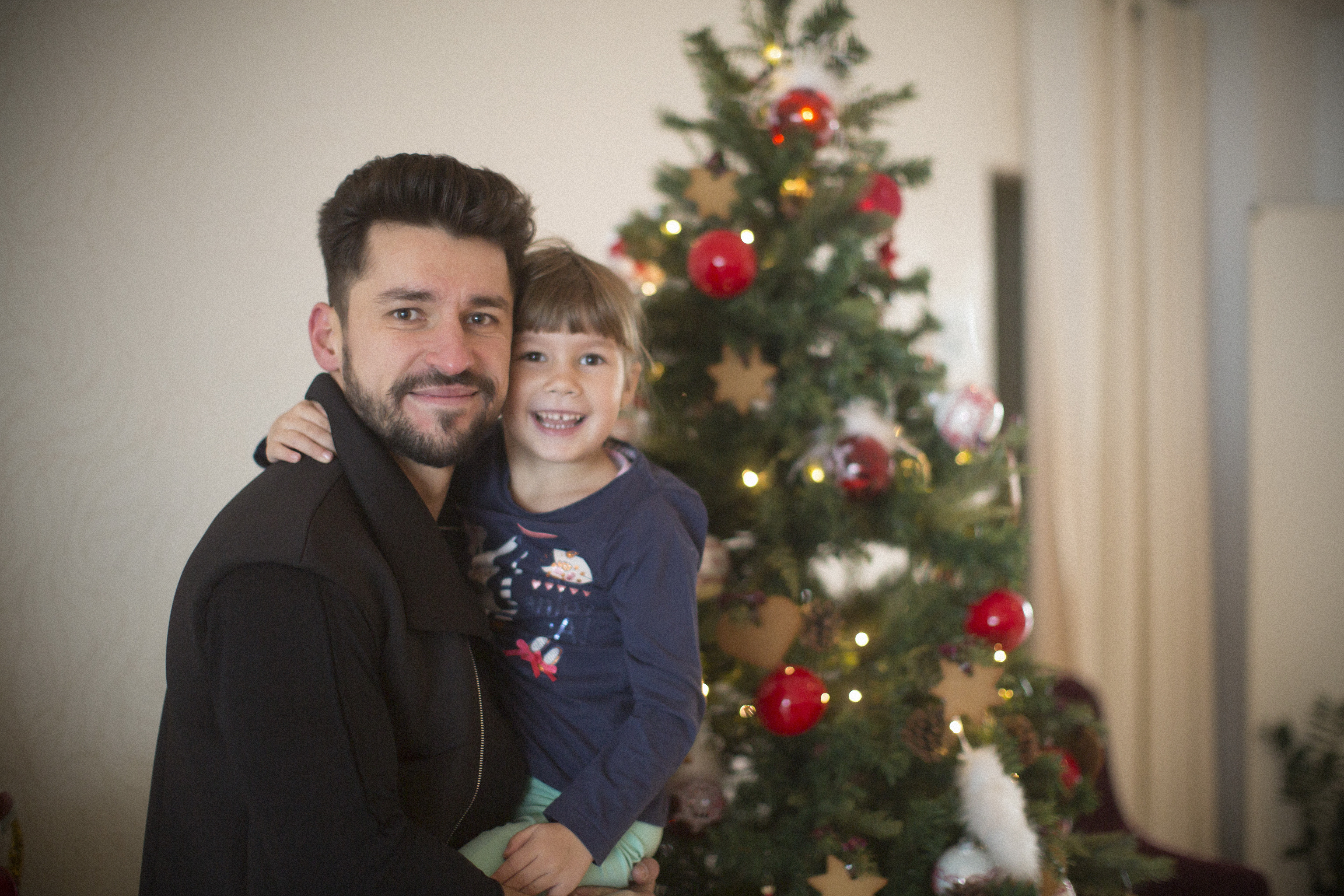 Doru le-a pregatit un brad frumos celor trei fiice ale sale