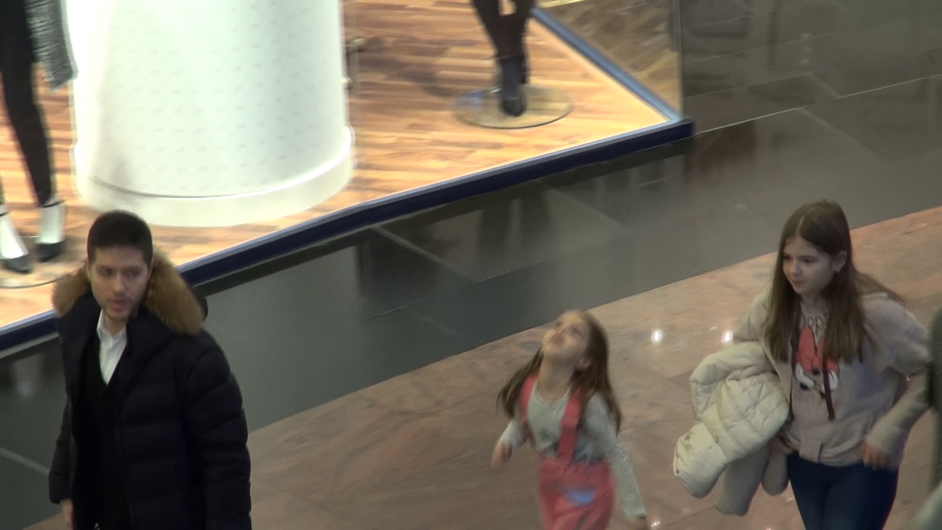 Jorje a iesit cu fiica lui si cu cea a sotiei sale la cumparaturi