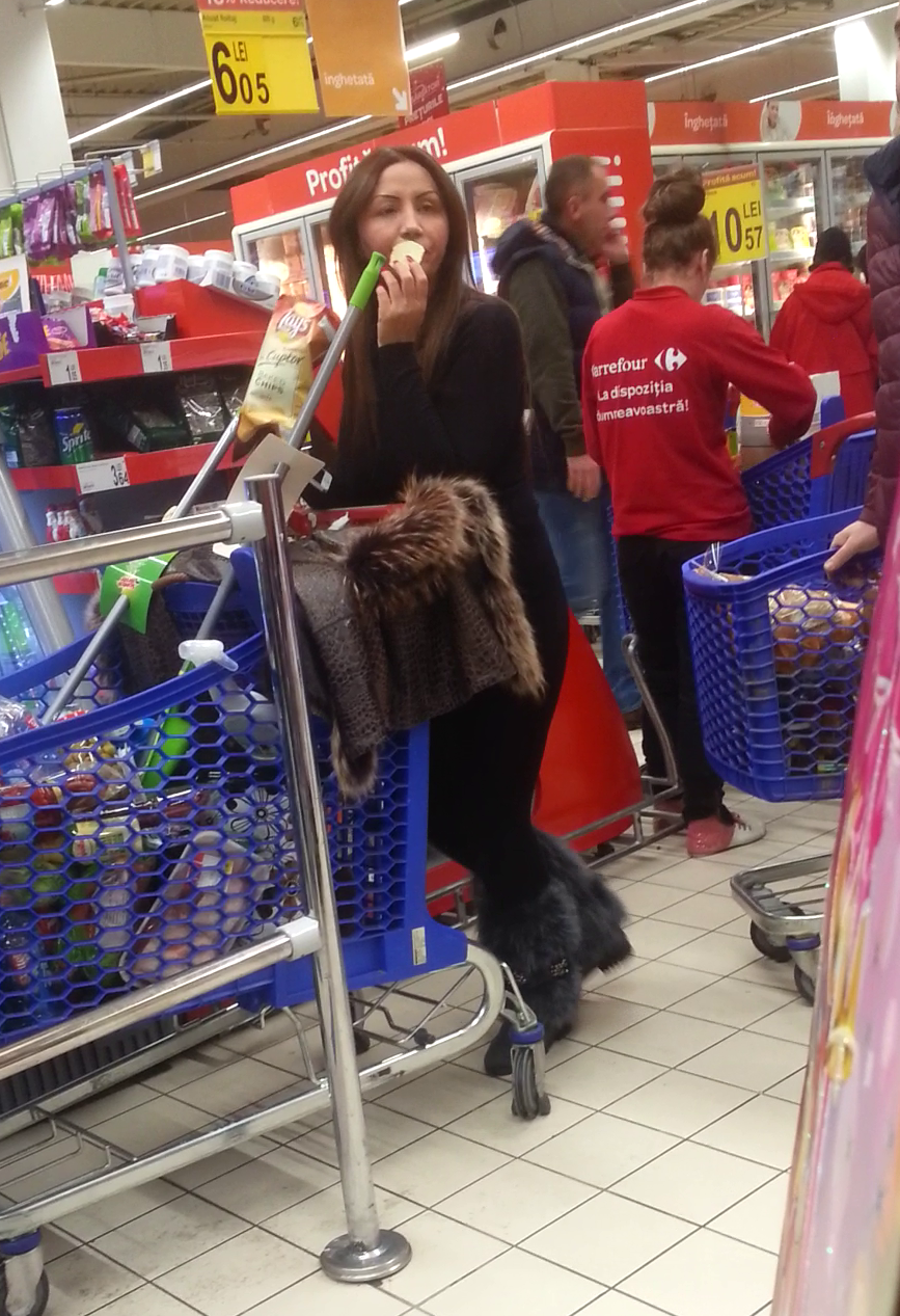 La casa, Narcisa a fost invinsa de pofta, asa ca a dat iama in chipsuri