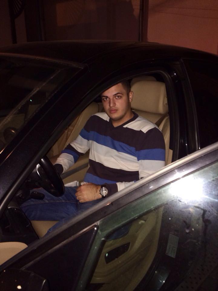 Tanarul este foarte incantat de autoturismul primit de la tatal lui