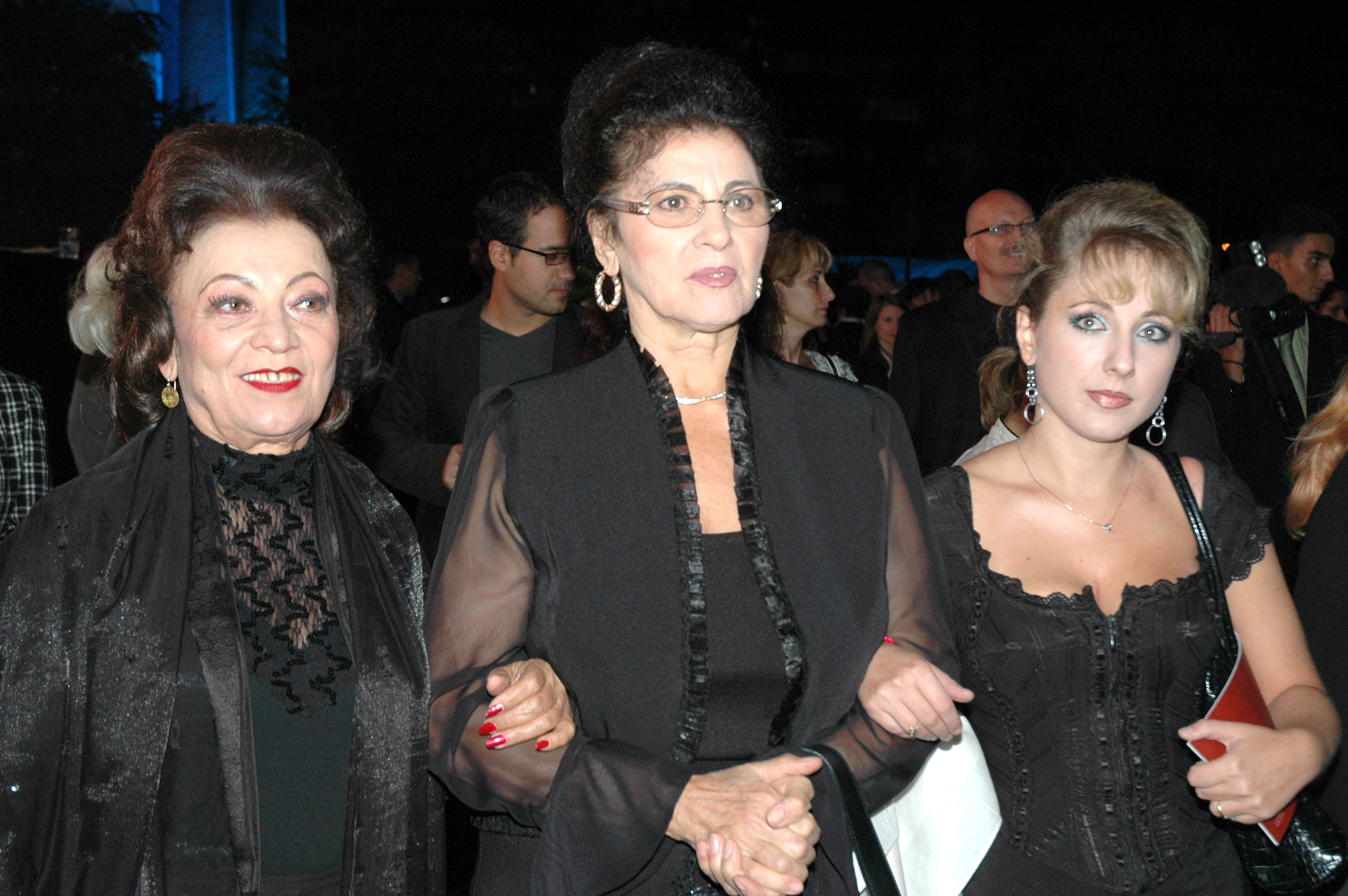 Chipul artistei parea mai atins de trecerea anilor inainte de plecarea in America