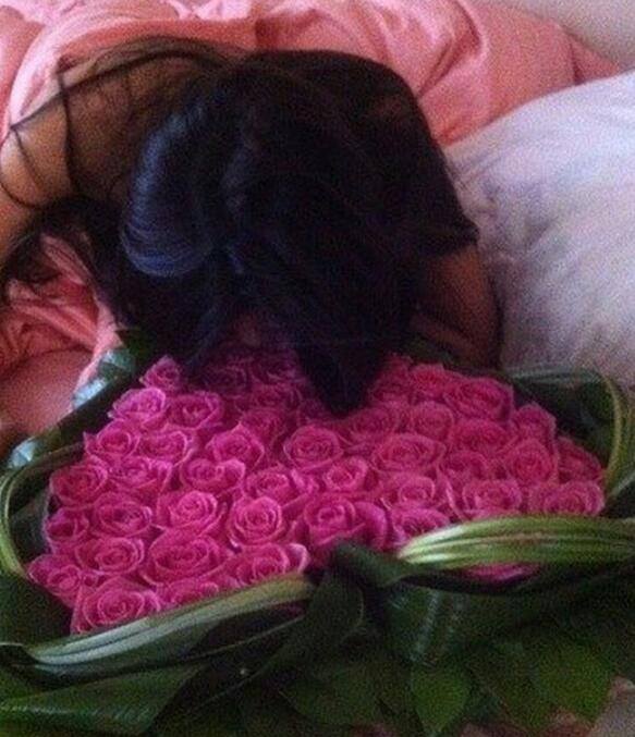 Bruneta este rasfatata de noul iubit