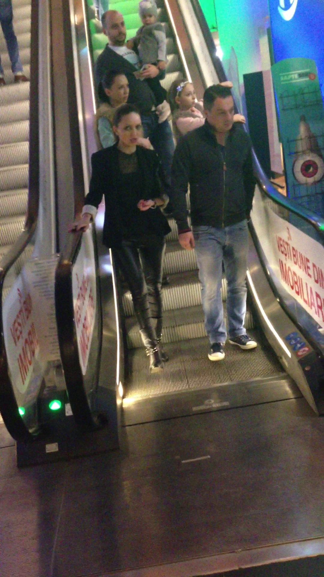 Cei doi indragostiti s-au plimbat cateva ore bune prin mall