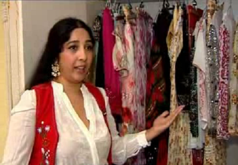 Vrajitoarea Sultana se mandreste cu garderoba ei