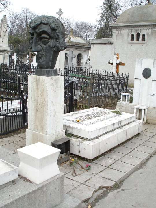 La mormantul lui Toma Caragiu nu trece nimeni sa puna o floare