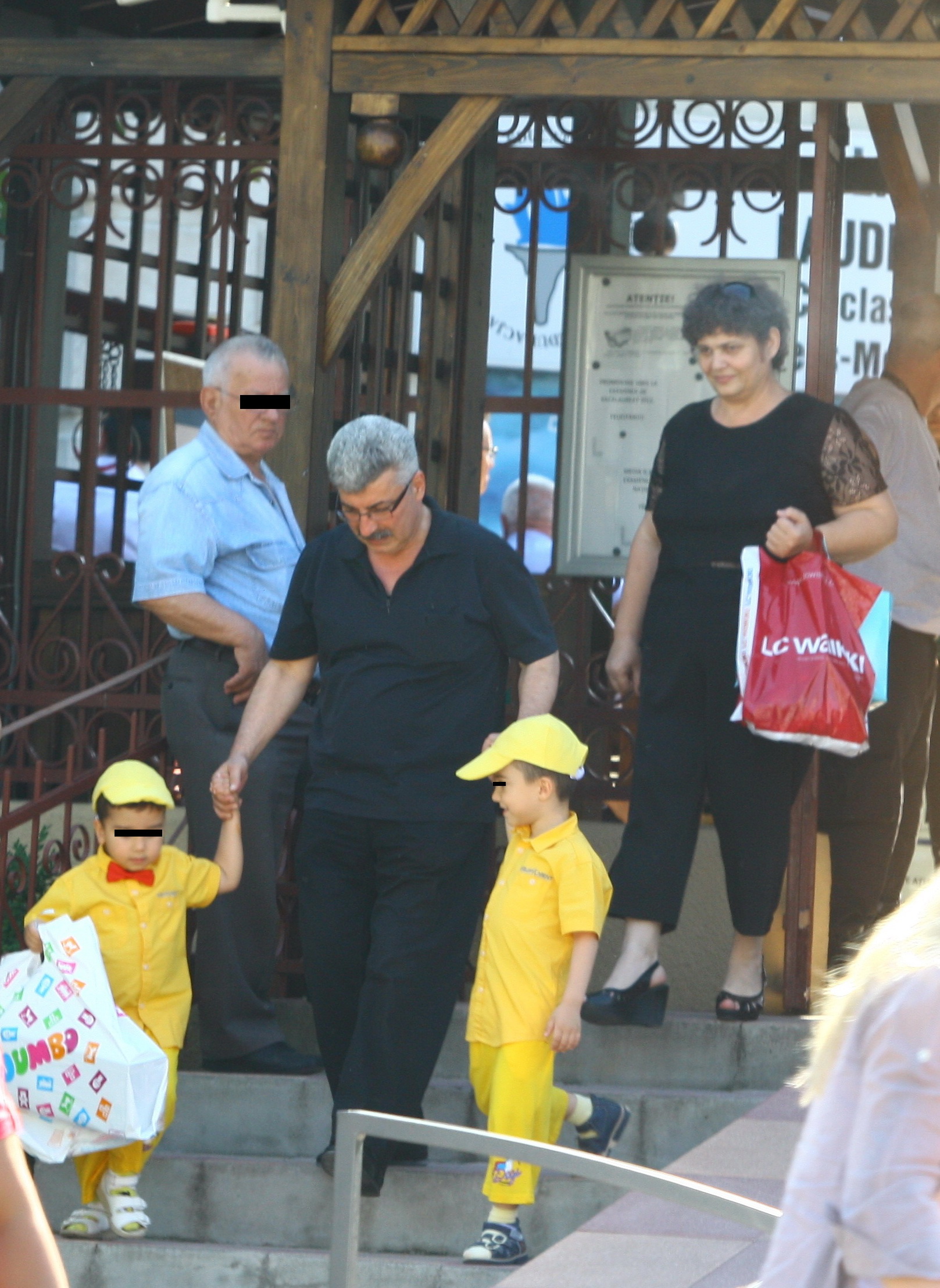 Milionarul s-a dus la gradinita sa-si ia cei doi baieti acasa