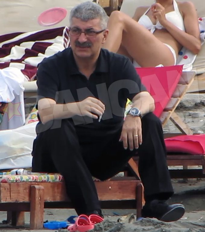 Cat timp micutii au fost in apa, Prigoana s-a relaxat pe sezlong, cu o tigara