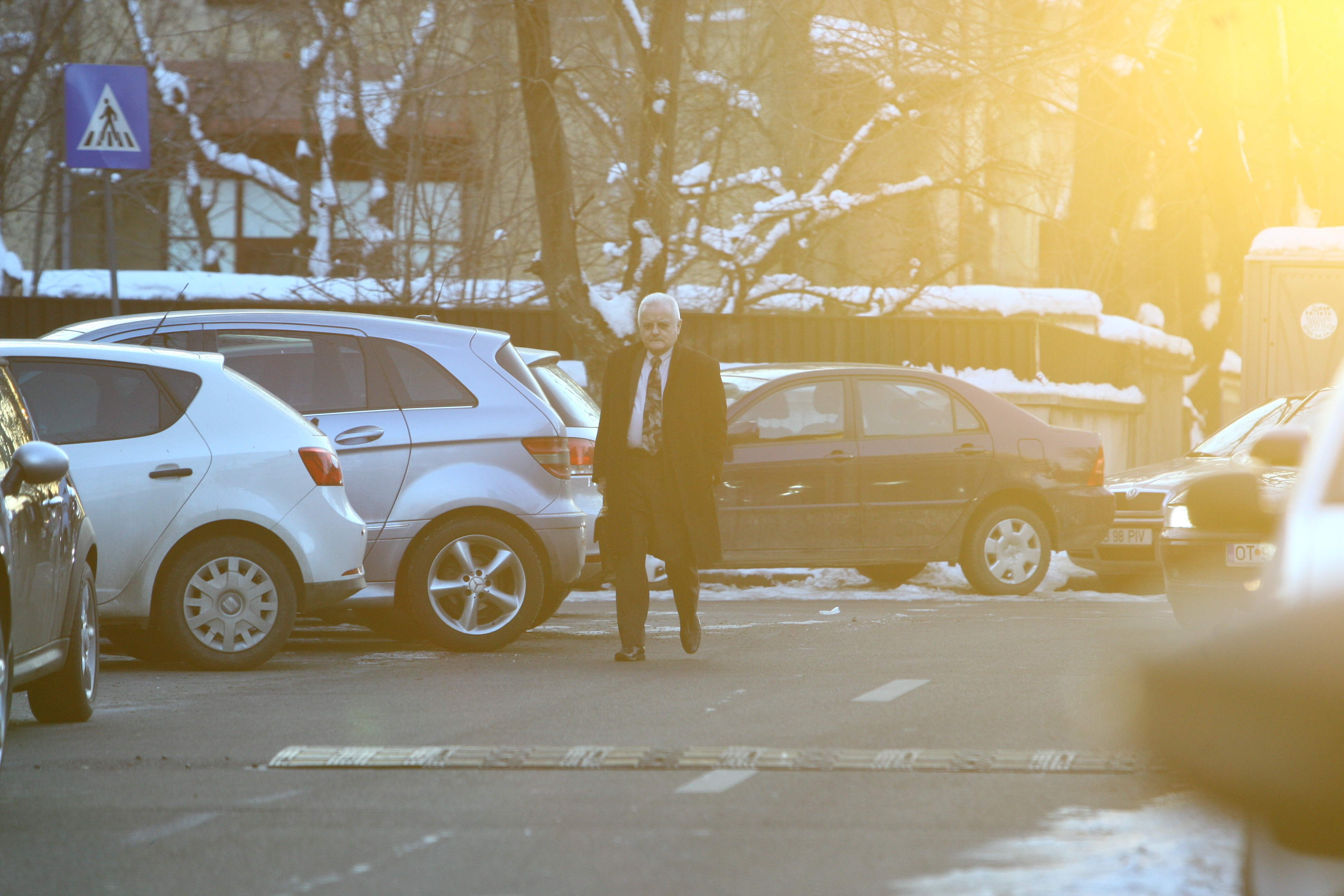 Omul de afaceri se indreapta abatut spre masina