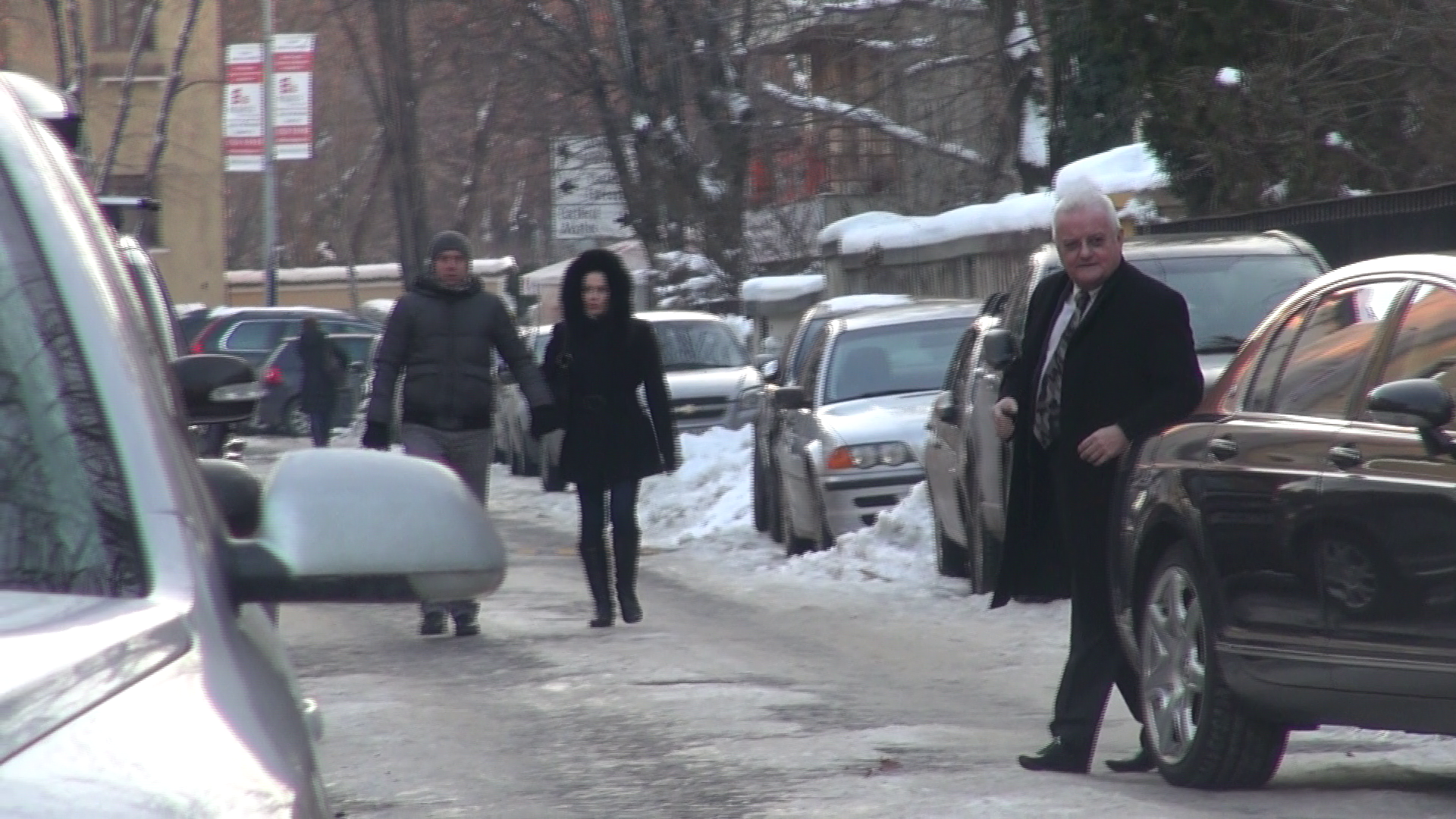 Irinel a parcat masina in fata casei Romanitei Iovan