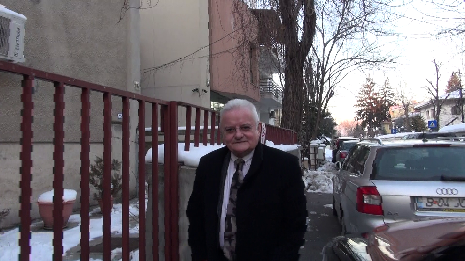 Dupa zece minute, afaceristul a iesit vesel din casa fostei iubite