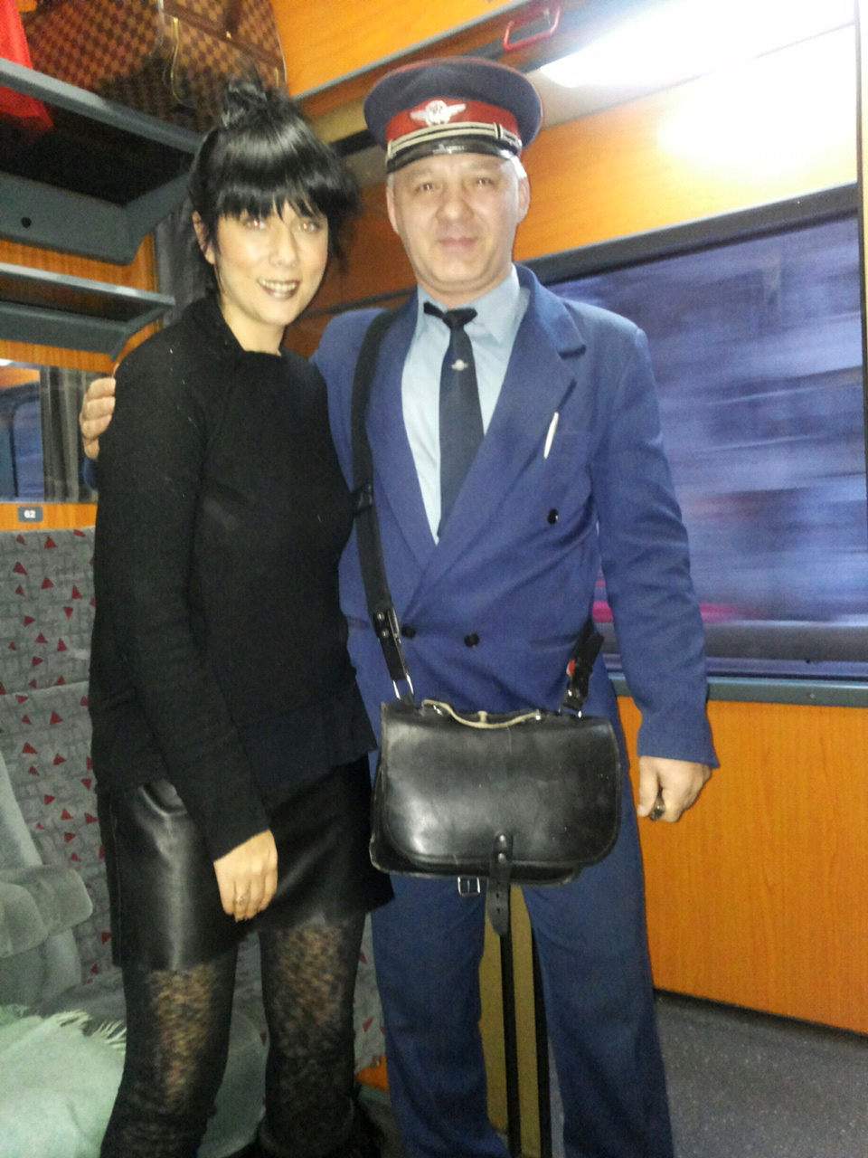 Cantareata s-a imprietenit imediat cu controlorul de tren