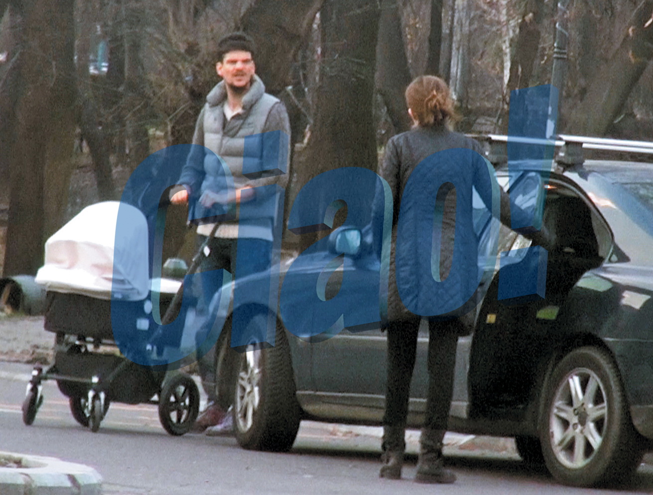 Ca un tata responsabil, Tudor Chirila plimba singur caruciorul bebelusului