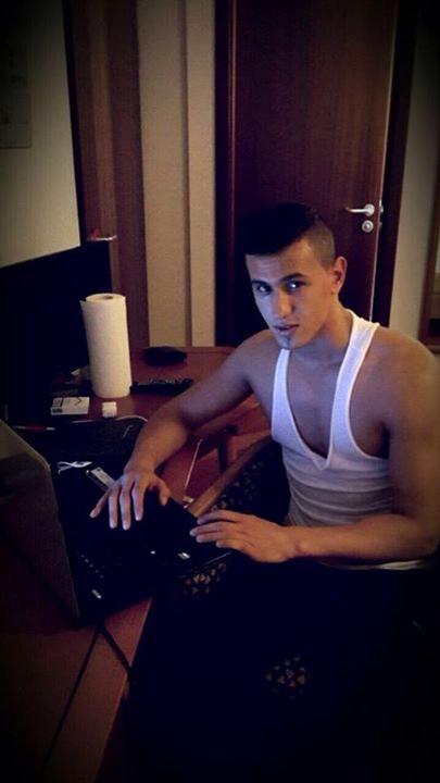 Daniel are 22 de ani, a lucrat ca escort, iar acum are o fundatie pentru saraci