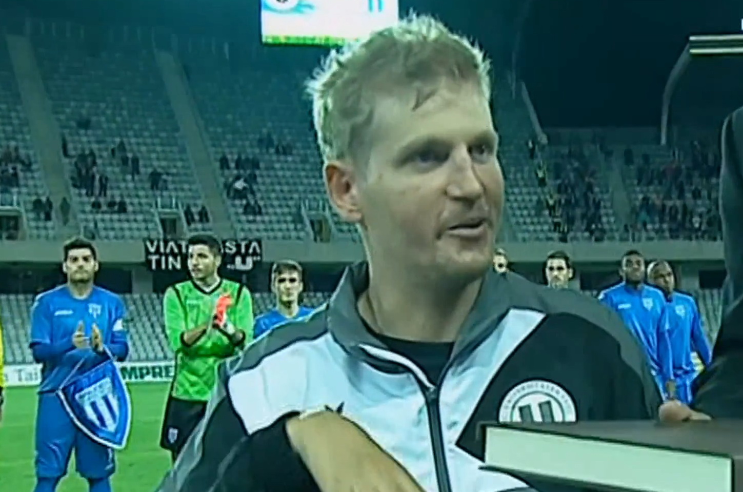 Inaintea meciului, Mihai Nesu a fost premiat de un reprezentant al Ligii Profesioniste de Fotbal (Captura Look TV)