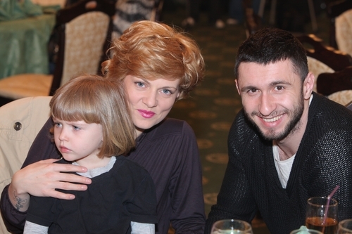 Dana Nalbaru si familia ei au dat agitatia din Capitala pe linistea unei casute la tara