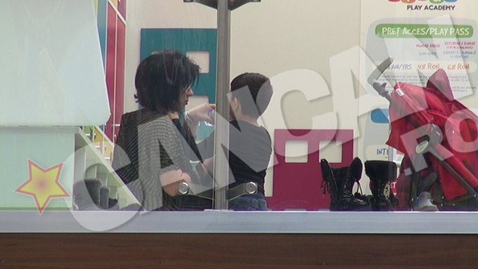 Adriana are grija ca fiul ei sa se hidrateze corespunzator