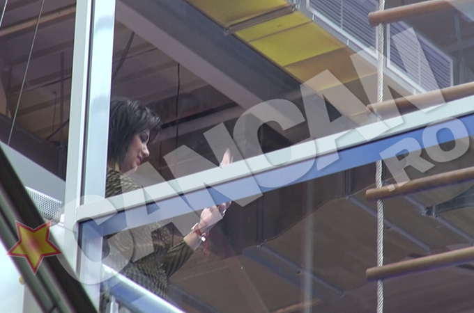 Sotia lui Prigoana isi pozeaza copiii la locul de joaca