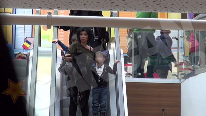 Adriana si copiii se amuza copios pe scarile rulante