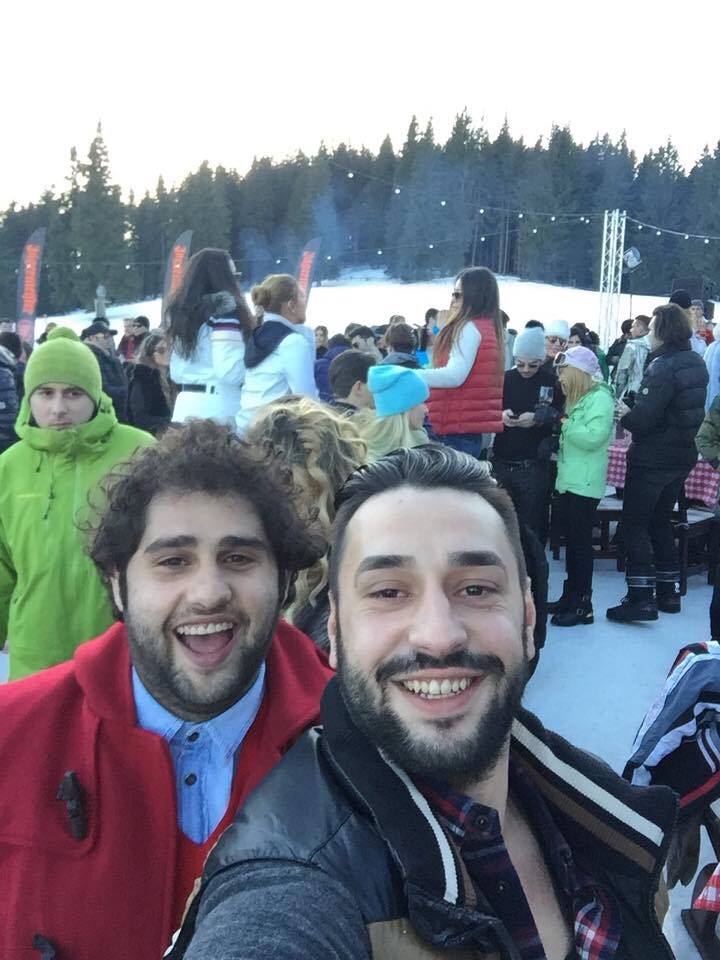 Robert a dansat si a baut alaturi de prietenul sau cel mai bun, cunoscut in oras sub numele de Maradona