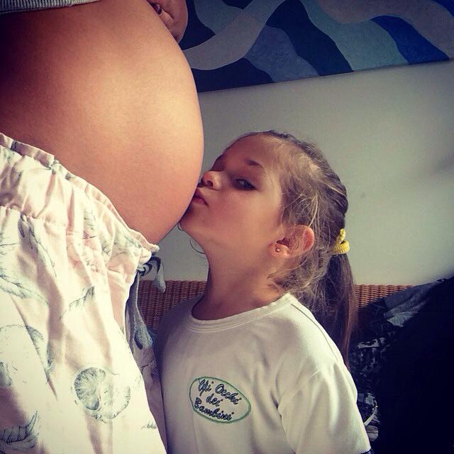 Fetita Antoniei isi pupa mama pe burtica