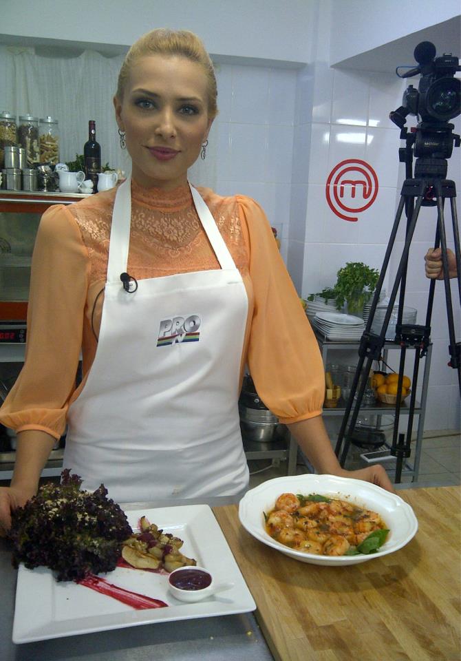 Iulia Vântur, entuziasmată de 1 Decembrie! Citeşte ce le-a urat blondina românilor, chiar de ziua lor!