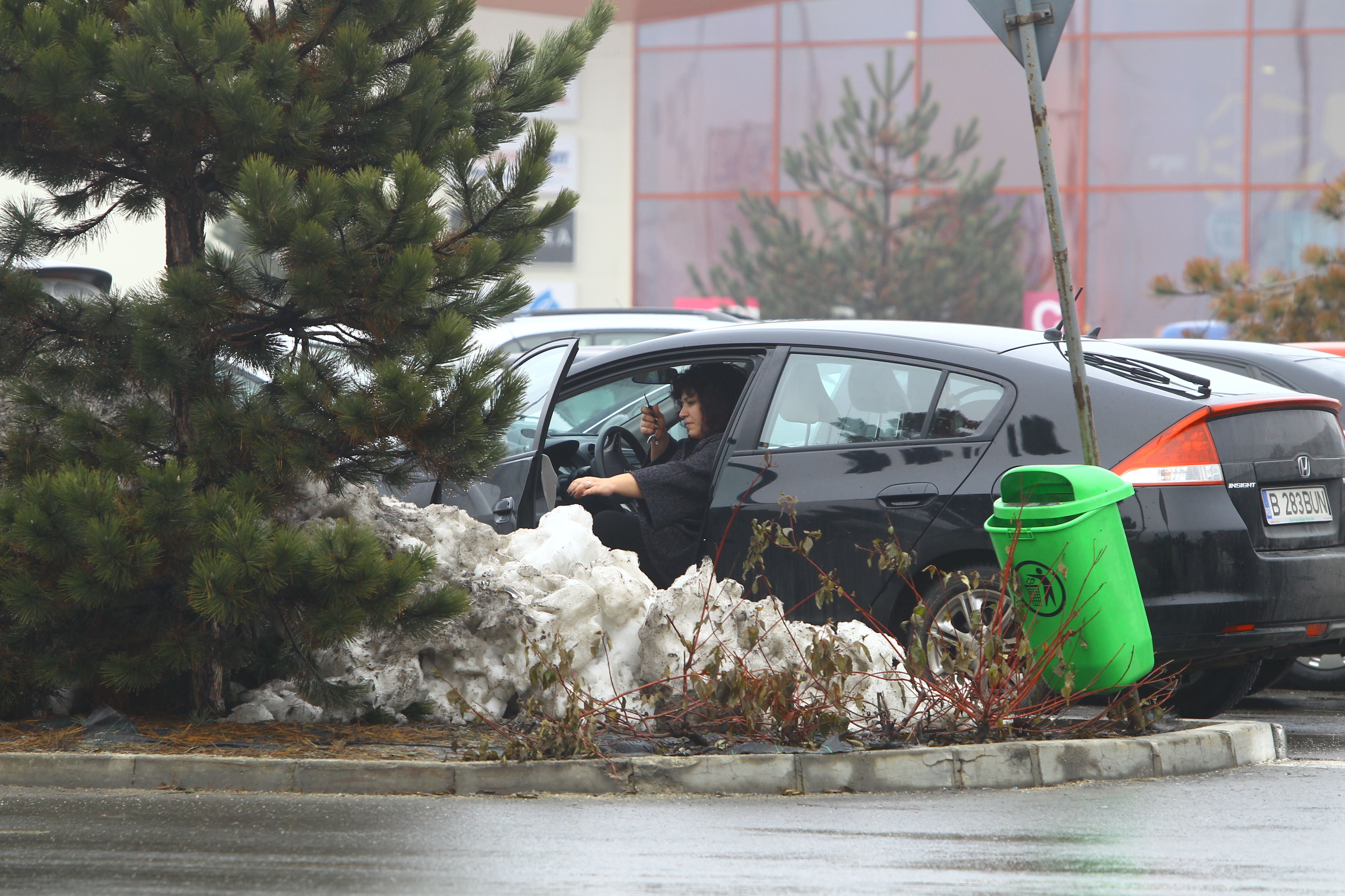 De cand sotul ei este plecat in Africa, Claudia Bobonete trebuie sa se descurce cu ambii copii