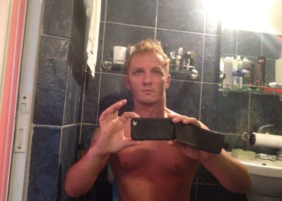 Mihai Traistariu s-a fotografiat in baia personala, stand pe closet