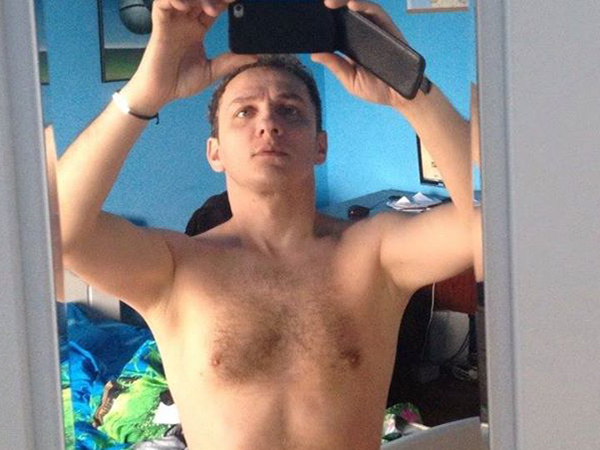 Mihai posteaza zilnic imagini pe profilul lui de socializare