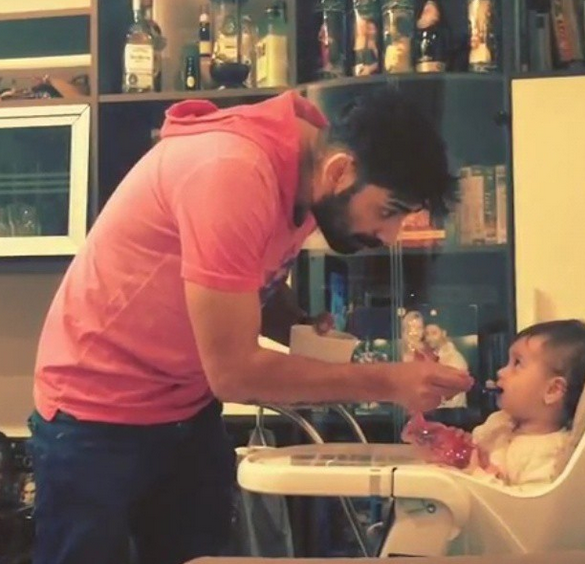 Connect-R stie cum sa se poarte cu micuta (foto:instagram)