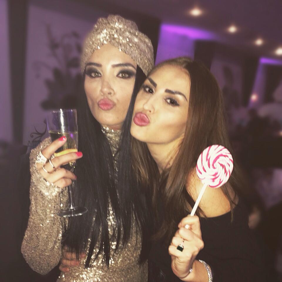 Adelina a copiat de la Karolina Kurkova pana si ideea de a purta inele, la aceasta rochie oricum deja incarcata