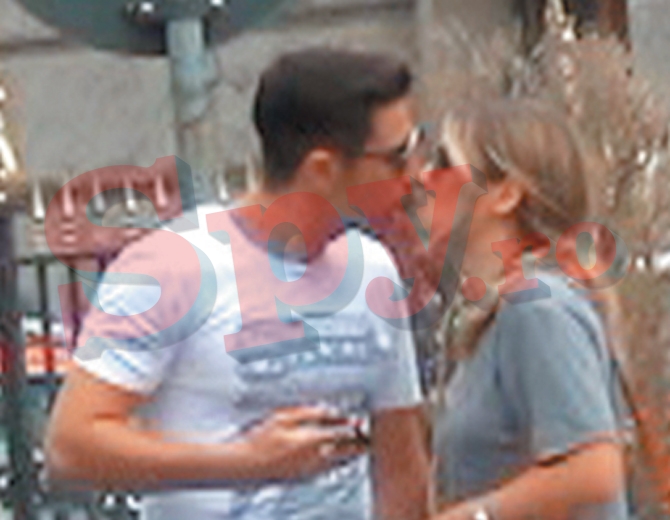 Gina Pistol l-a sarutat afectuos pe Alin Cocos