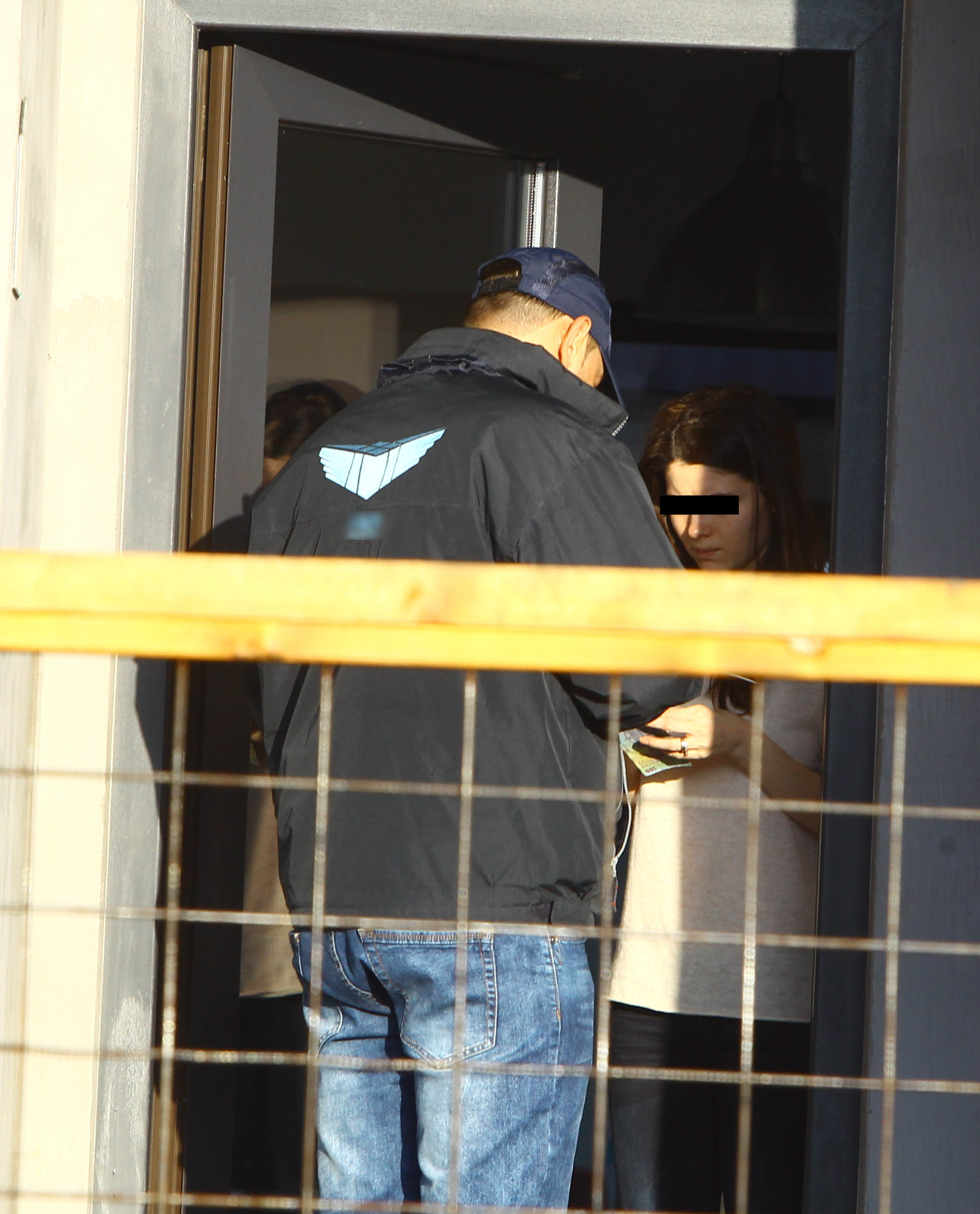 Sotia lui Stefan Lungu a iesit din casa ravasita, cand reprzentantii curierului i-au batut la usa