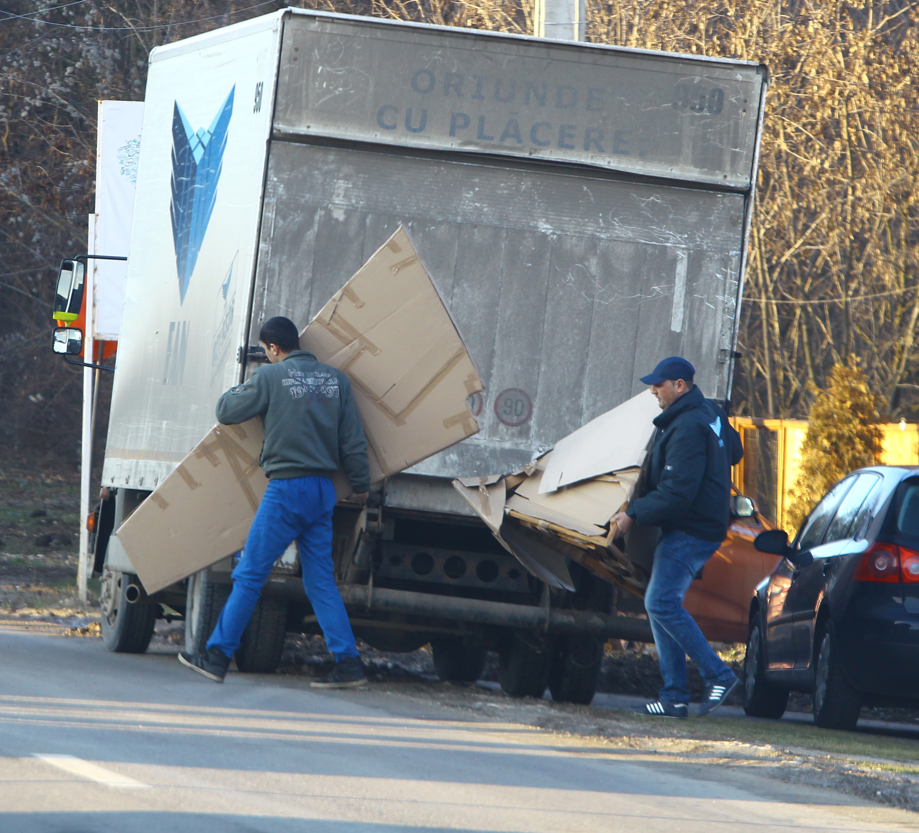 Angajatii firmei de curierat i-au carat obiectele voluminoase