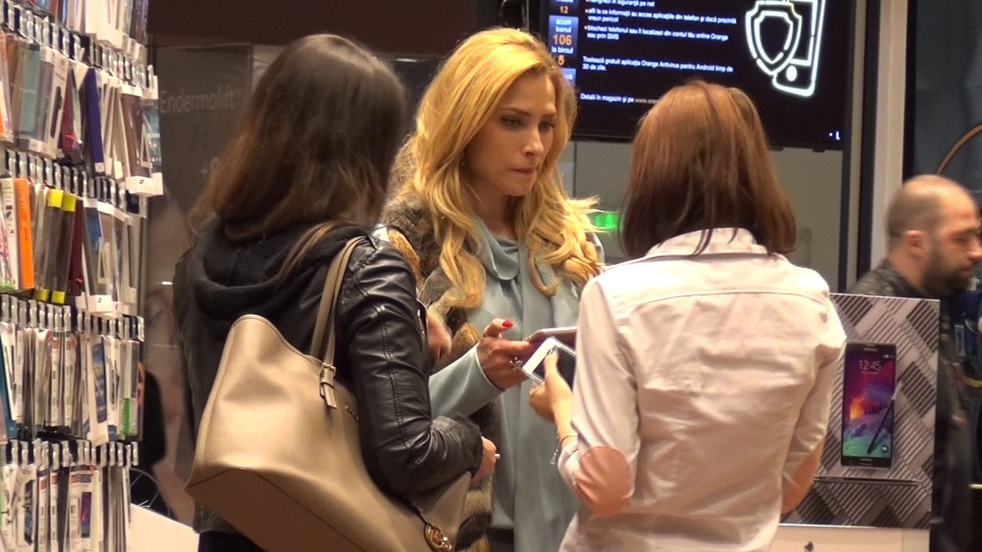 Cele doua prietene s-au intalnit cu o cunostinta si au stat cateva minute de vorba