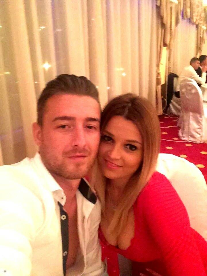 Cei doi poarta in continuare verighetele