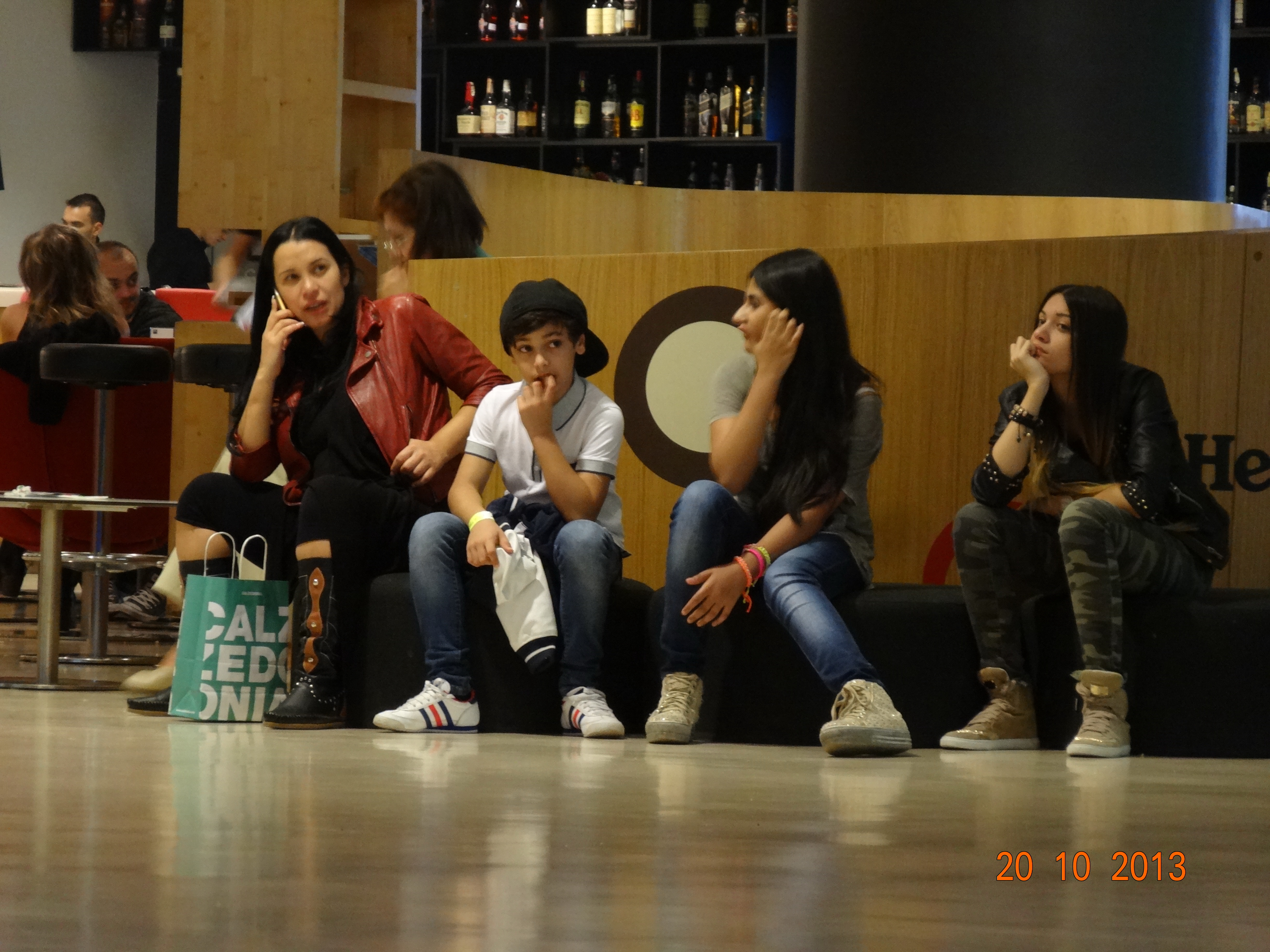 Betty iese mereu la mall, insa niciodata singura